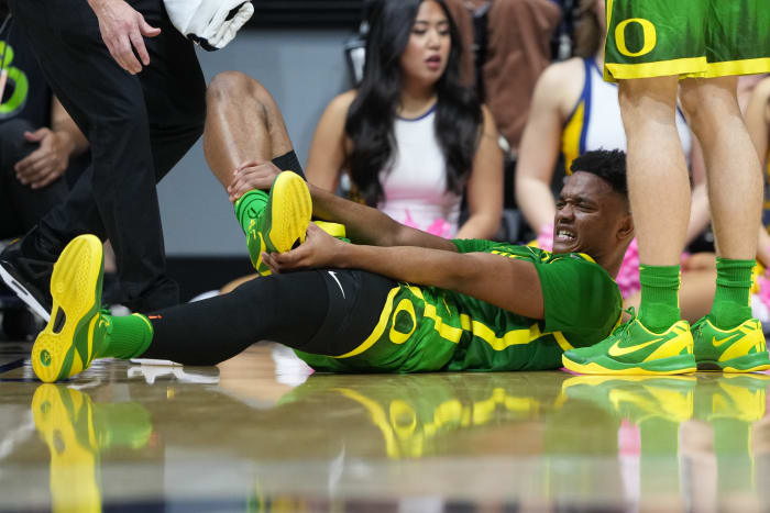 Oregon Ducks forward Kwame Evans Jr. reacts after an injury.